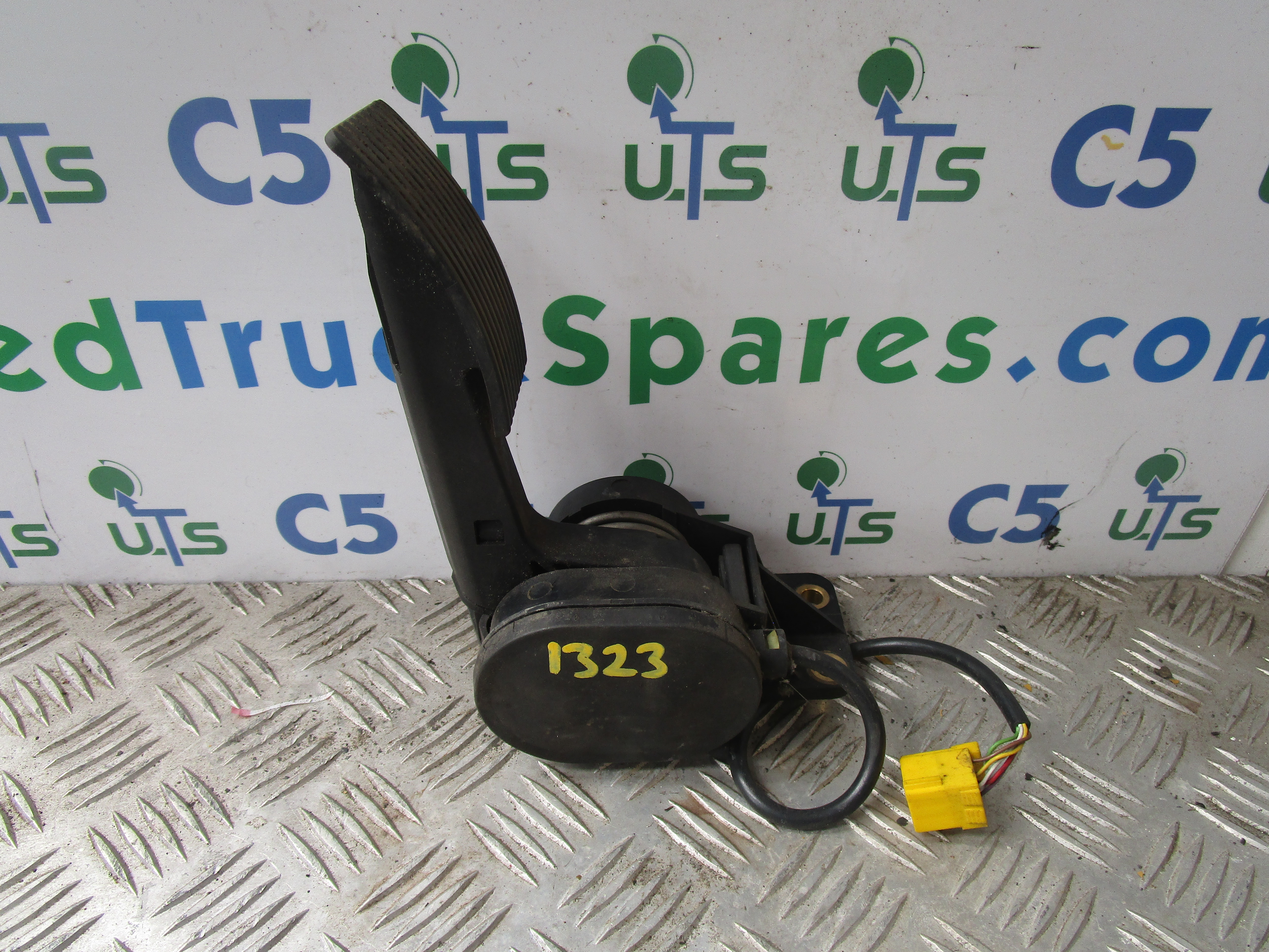 MERCEDES ATEGO ACCELERATOR PEDAL P/NO A9703000304 Used Truck Spares